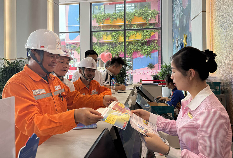 Cán bộ PC Thanh Hóa tuyên truyền sử dụng năng lượng tiết kiện và hiệu quả đến các đơn vị, doanh nghiệp trên địa bàn. Ảnh: Hùng Mạnh