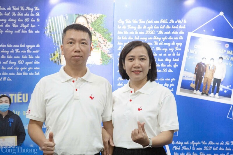 Vợ chồng chị Hồ Thị Hồng Gấm - tấm gương điển hình trong phong trào hiến máu tình nguyện tỉnh Vĩnh Phúc. Ảnh: NH