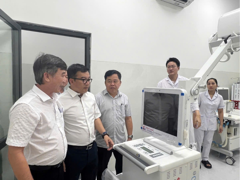 Ông Nguyễn Việt Thắng, Tổng Giám đốc BSR (thứ 2 từ trái qua) kiểm tra trang thiết bị y tế do BSR tài trợ cho. (Ảnh: BSR)