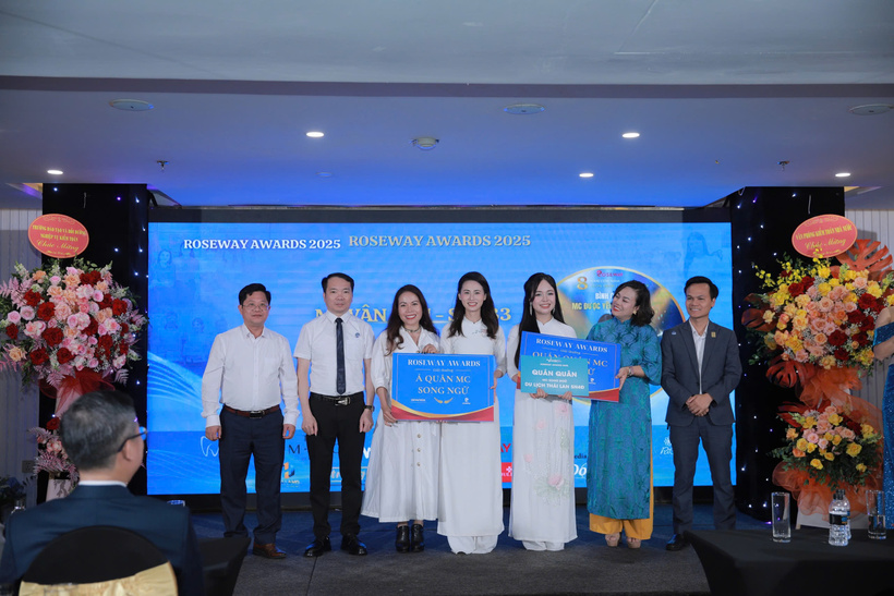 Các MC xuất sắc được nhận thưởng từ Roseway Academy. Ảnh Duy Minh Các MC xuất sắc được nhận thưởng từ Roseway Academy. Ảnh Duy Minh