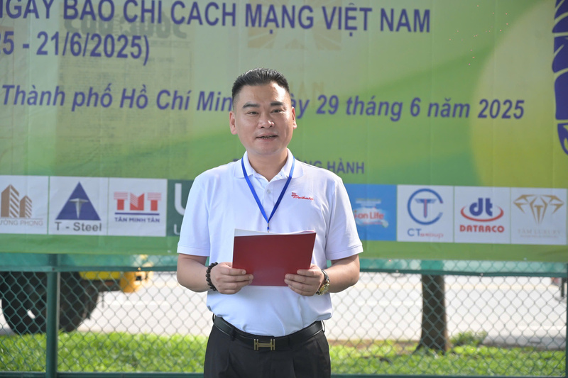 Ông Trần Bảo Trung, Phó Tổng Biên tập Báo Đại Đoàn Kết, Trưởng Ban tổ chức giải phát biểu khai mạc.