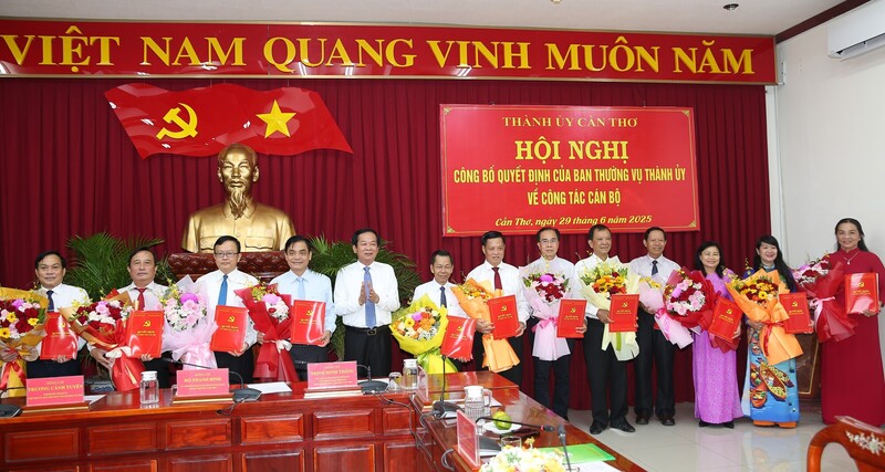 Bí thư Thành ủy Cần Thơ Đỗ Thanh Bình trao quyết định cho các cán bộ là Ủy viên Ban Thường vụ, Ủy viên Ban Chấp hành Đảng bộ TP. Cần Thơ, nhiệm kỳ 2020-2025 - Ảnh: VGP/LS