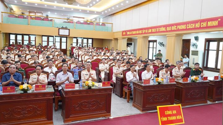 Các đại biểu tham dự buổi lễ. Ảnh: Đình Hợp