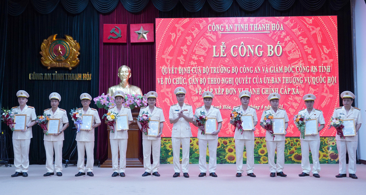 Thiếu tướng Tô Anh Dũng, Bí thư Đảng ủy, Giám đốc Công an tỉnh trao các quyết định điều động, bố trí Trưởng Công an các phường, xã. Ảnh: Đình Hợp