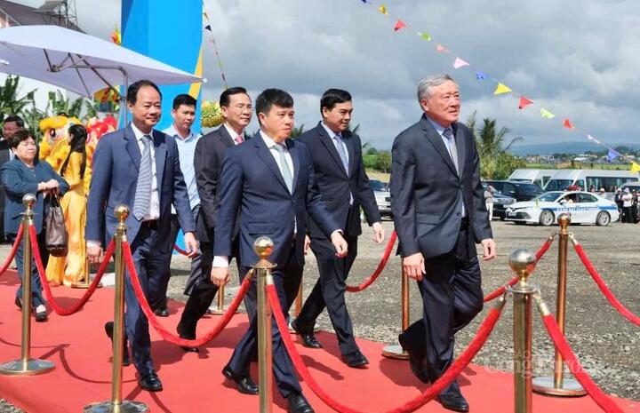Ủy viên Bộ Chính trị, Phó Thủ tướng Thường trực Chính phủ Nguyễn Hòa Bình cùng các đại biểu vào khu vực diễn ra lễ khởi công