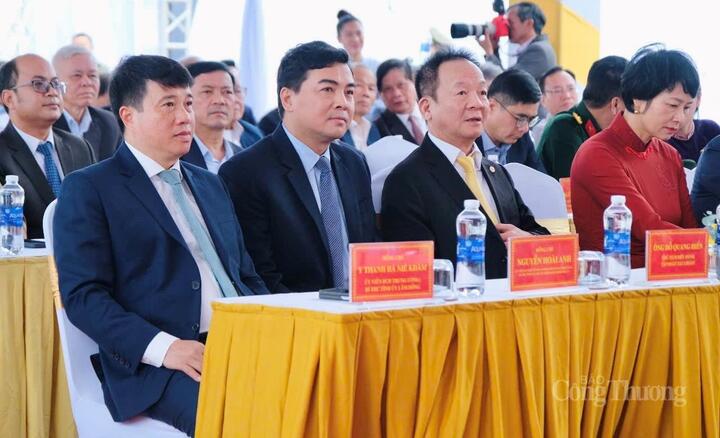 Các đại biểu dự Lễ khởi công dự án đầu tư xây dựng đường bộ cao tốc Bảo Lộc – Liên Khương theo phương thức đối tác công tư (giai đoạn 1).