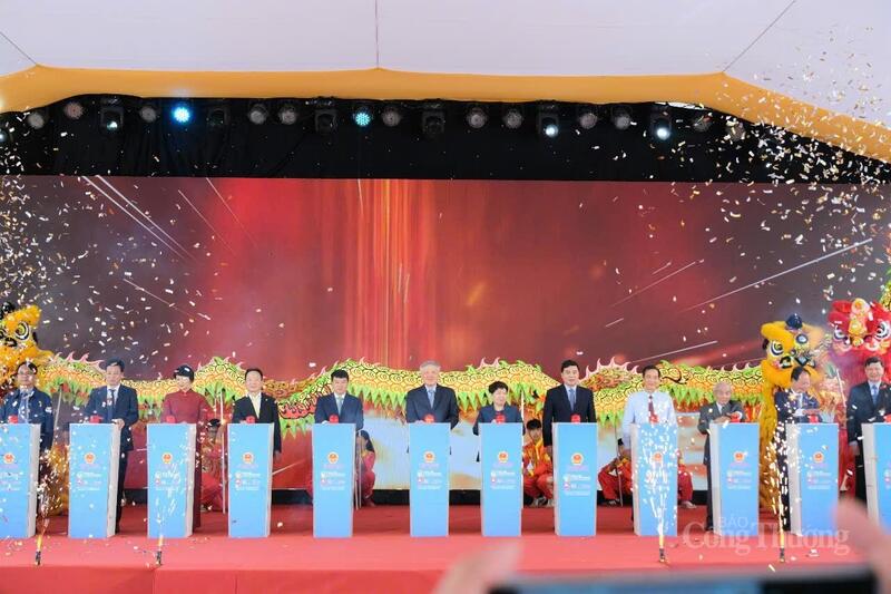 Các đại biểu nhấn nút khởi công dự án đầu tư xây dựng đường bộ cao tốc Bảo Lộc – Liên Khương theo phương thức đối tác công tư (giai đoạn 1). Ảnh: Lê Sơn