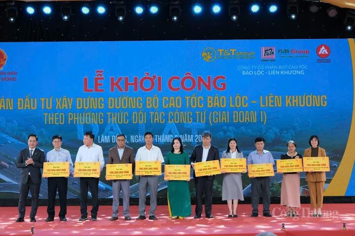 Nhà đầu tư tặng an sinh xã hội cho người dân vùng dự án.