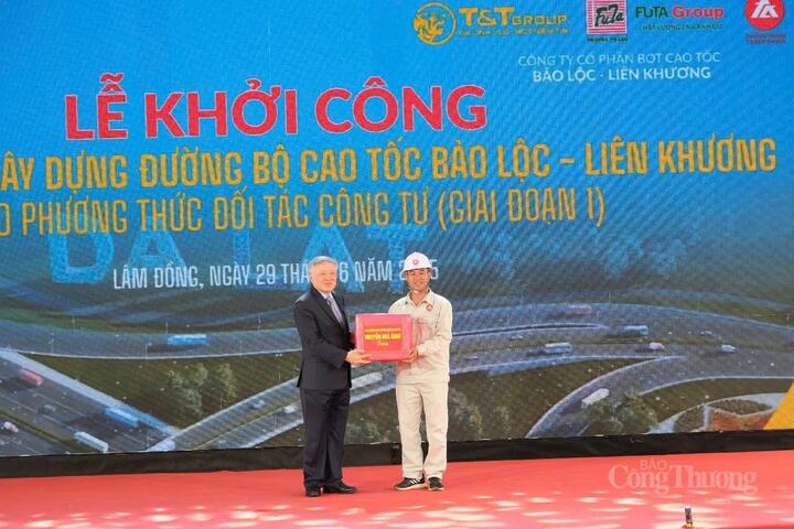 Ủy viên Bộ Chính trị, Phó Thủ tướng Thường trực Chính phủ Nguyễn Hòa Bình tặng quà cho công nhân thi công dự án.