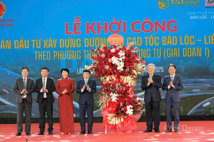 Ủy viên Bộ Chính trị, Phó Thủ tướng Thường trực Chính phủ Nguyễn Hòa Bình tặng hoa chúc mừng chính quyền tỉnh Lâm Đồng.