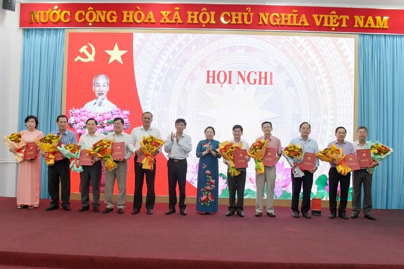 Lãnh đạo tỉnh Sóc Trăng trao quyết định và tặng hoa cho các cán bộ nghỉ hưu trước tuổi. Ảnh: Chí Bảo