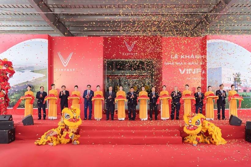 Các đại biểu cắt băng khánh thành nhà máy sản xuất ô tô điện VinFast Hà Tĩnh. (Ảnh: Công ty VinFast)