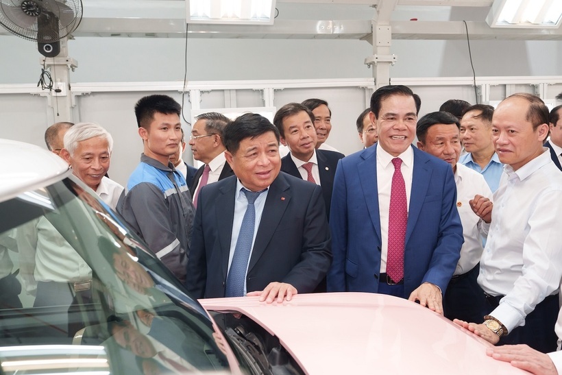Phó Thủ tướng Nguyễn Chí Dũng ấn tượng khi tham quan dây chuyền sản xuất tại Nhà máy ô tô điện VinFast Hà Tĩnh. (Ảnh: Công ty VinFast)