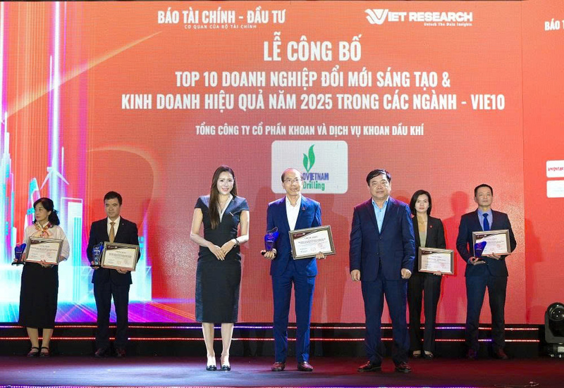 Ông Đỗ Danh Rạng, Phó Tổng giám đốc Tổng công ty đại diện PV Drilling nhận vinh danh Top 10 Doanh nghiệp Đổi mới sáng tạo và Kinh doanh hiệu quả 2025 (VIE10) nhóm ngành Năng lượng - Dầu khí (Ảnh: PV Drilling)