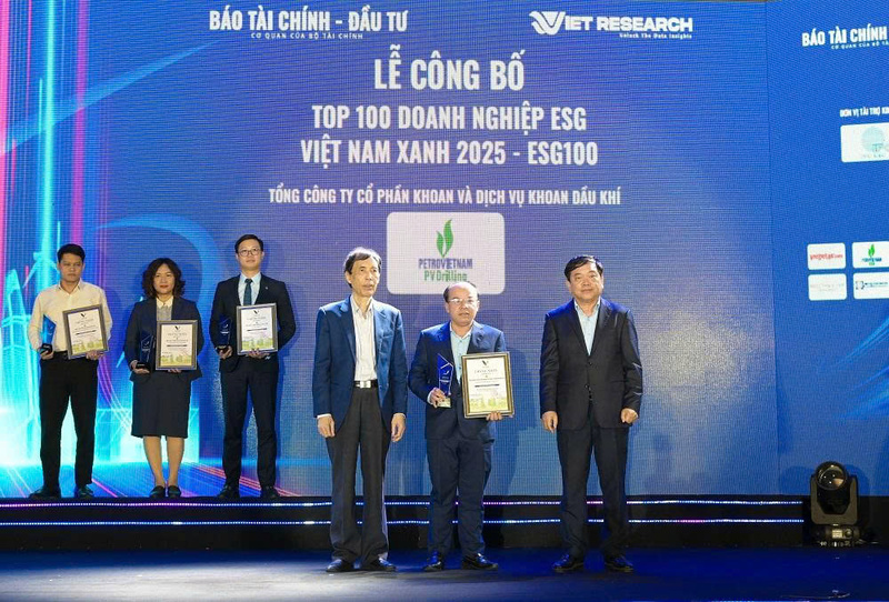 Ông Nguyễn Ngọc Trường, Trưởng Ban Tài chính – Kế toán Tổng công ty đại diện C nhận Top 100 Doanh nghiệp ESG Việt Nam Xanh 2025 (ESG100) (Ảnh: PV Drilling)