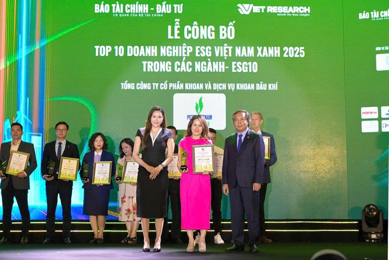 Đại diện PV Drilling nhận Top 10 Doanh nghiệp ESG Việt Nam xanh 2025 (ESG10) nhóm ngành Năng lượng – Dầu khí (Ảnh: PV Drilling)