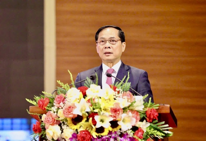 Phó Thủ tướng, Bộ trưởng Bộ Ngoại giao Bùi Thanh Sơn dự lễ công bố Nghị quyết của Ủy ban Thường vụ Quốc hội về việc sắp xếp các đơn vị hành chính cấp xã tại tỉnh Điện Biên. Ảnh: Thủy Lan