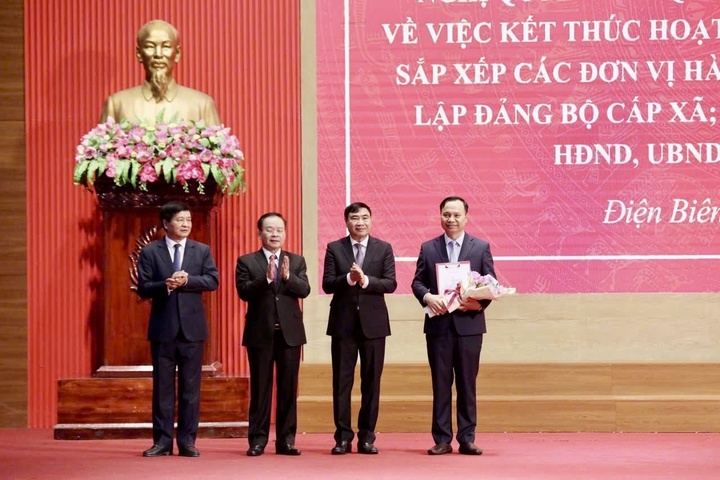 Bí thư Tỉnh ủy Trần Quốc Cường trao Quyết định và tặng hoa cho lãnh đạo xã Mường Nhé. Ảnh: Thủy Lan.