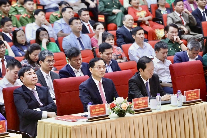 Hội nghị được tổ chức trực tiếp tại điểm cầu trung tâm Hội nghị - Văn hóa tỉnh Điện Biên và trực tuyến với 45 điểm cầu kết nối 45 xã, phường mới. Ảnh: Thủy Lan