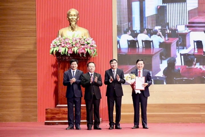 Bí thư Tỉnh ủy Trần Quốc Cường trao Quyết định và chúc mừng lãnh đạo xã Nà Hỳ. Ảnh: Thủy Lan