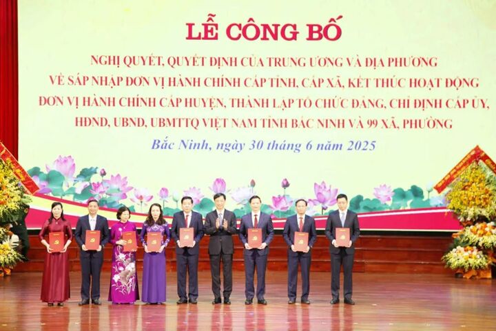 Ủy viên Bộ Chính trị, Bí thư Trung ương Đảng, Chủ nhiệm Ủy ban Kiểm tra Trung ương Nguyễn Duy Ngọc trao quyết định cho lãnh đạo tỉnh Bắc Ninh. Ảnh: CTV