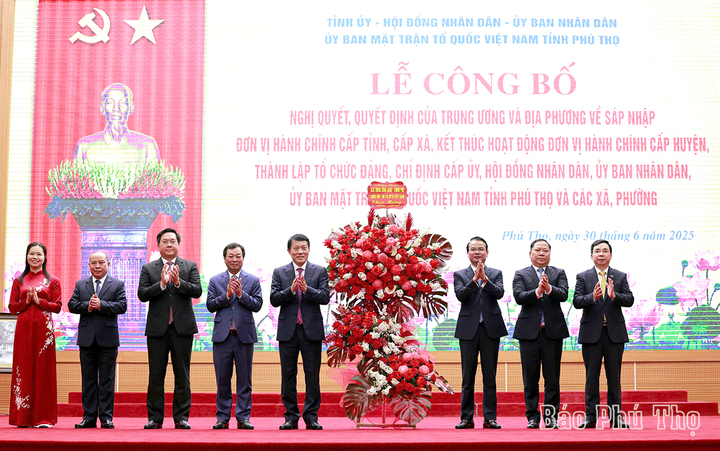 Đại tướng Lương Tam Quang tặng lẵng hoa tươi thắm chúc mừng Đảng bộ, chính quyền và Nhân dân các dân tộc tỉnh Phú Thọ. Ảnh: Báo Phú Thọ