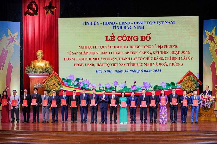 Ông Nguyễn Việt Oanh - Phó Bí thư Tỉnh uỷ Bắc Ninh mới trao quyết định chỉ định cho các Bí thư Đảng uỷ xã, phường trên địa bàn tỉnh Bắc Ninh. Ảnh: VG