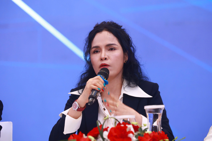 Bà Phạm Thị Bích Huệ - Phó Chủ tịch Hội Doanh nhân trẻ Việt Nam, Trưởng Ban tổ chức VPSF 2025 chia sẻ thông tin tại họp báo. Ảnh: BTC
