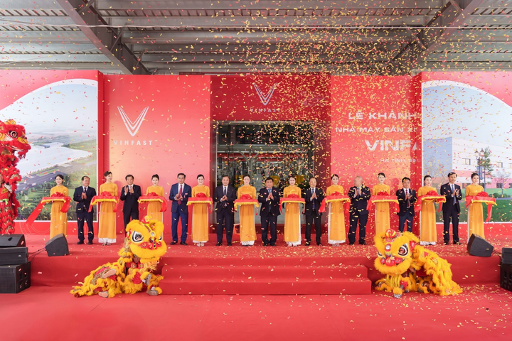 Các đại biểu cắt băng khánh thành Nhà máy sản xuất ô tô điện VinFast Hà Tĩnh