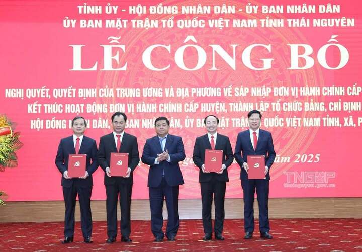 Phó Thủ tướng Chính phủ Nguyễn Chí Dũng trao Quyết định chỉ định các đồng chí Thường trực Tỉnh ủy Thái Nguyên (mới).
