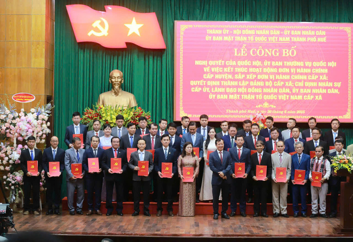 Bí thư Thành uỷ Lê Trường Lưu trao quyết định cho nhiều cán bộ xã, phường. Ảnh: Nguyễn Tuấn