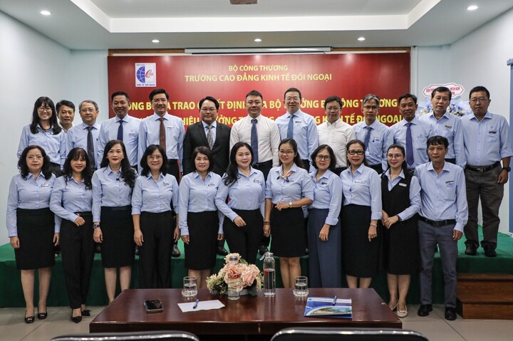 Đại biểu, Ban Giám hiệu và lãnh đạo các đơn vị chụp hình lưu niệm tại buổi Lễ.