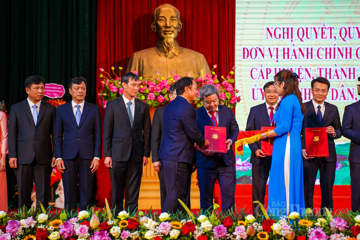 Hơn 100 Bí thư của các phường, xã mới thuộc tỉnh Hưng Yên mới được trao quyết định trong sáng ngày 30/6