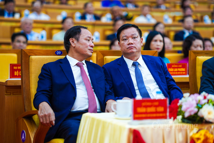 Chủ tịch UBND tỉnh Hưng Yên cũ Trần Quốc Văn (bên trái) và Chủ tịch UBND tỉnh Hưng Yên mới Nguyễn Khắc Thận (bên phải)
