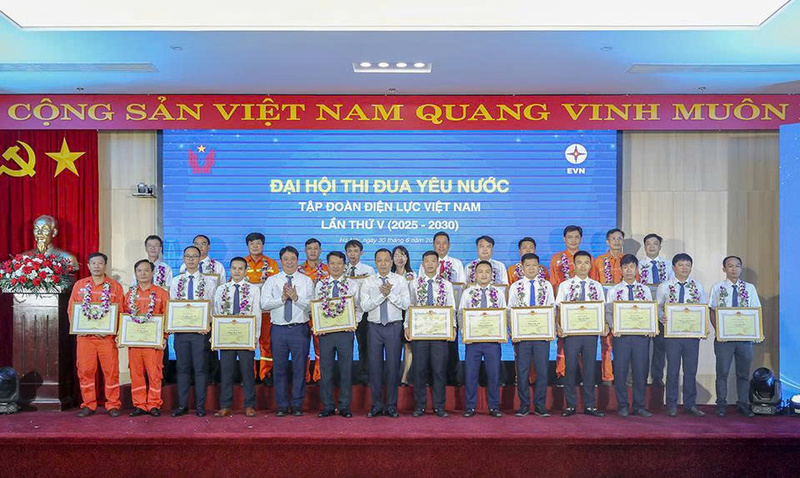 Chủ tịch và Tổng giám đốc EVN tặng hoa và bằng khen cho tập thể, cá nhân xuất sắc