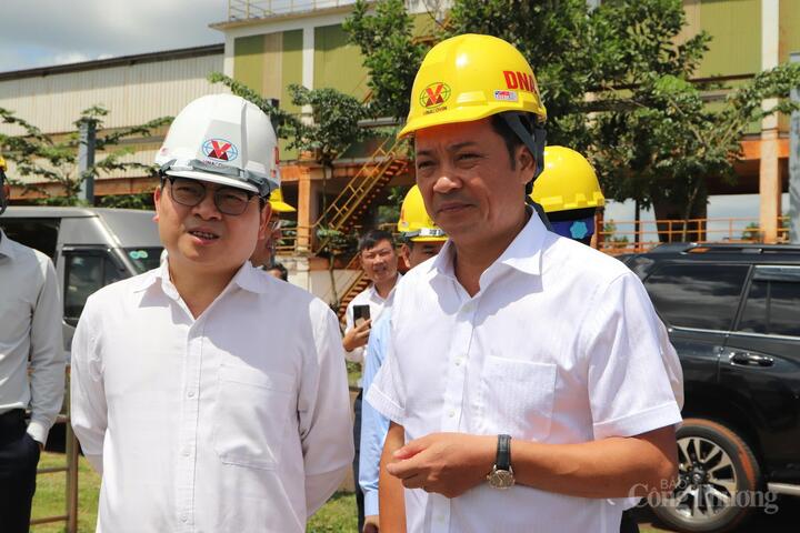 Thứ trưởng Bộ Công Thương Trương Thanh Hoài (trái) thực địa tại dự án Nhà máy điện phân nhôm Đắk Nông. Ảnh: Lê Sơn