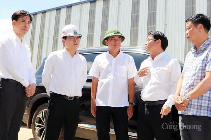 Thứ trưởng Bộ Công Thương Trương Thanh Hoài (thứ 2 từ trái qua) thực địa tại dự án Nhà máy điện phân nhôm Đắk Nông. Ảnh: Lê Sơn