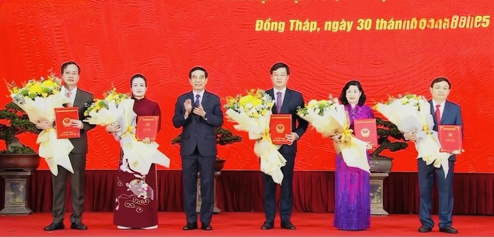 Ủy viên Bộ Chính trị - Bộ trưởng Bộ Quốc phòng Phan Văn Giang trao quyết định cho lãnh đạo chủ chốt của tỉnh Đồng Tháp mới tại lễ công bố. Ảnh: THĐT.