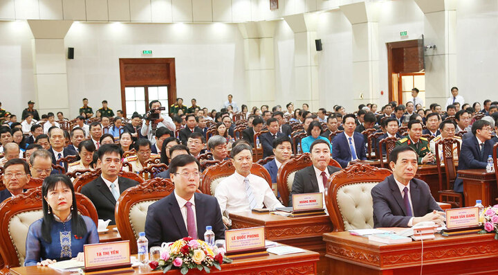 Ủy viên Bộ Chính trị - Bộ trưởng Bộ Quốc phòng Phan Văn Giang và các đại biểu tham dự sự kiện. Ảnh: Báo Ấp Bắc.