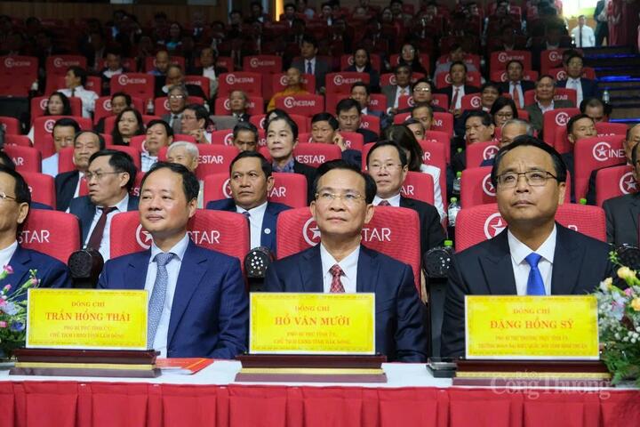 Ông Hồ Văn Mười (giữa), Chủ tịch UBND tỉnh Lâm Đồng (mới). Ảnh: Lê Sơn