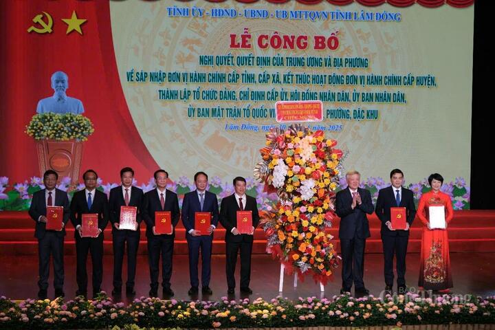 Đồng chí Nguyễn Hòa Bình - Ủy viên Bộ Chính trị, Phó Thủ tướng Thường trực Chính phủ trao các nghị quyết, quyết định của Trung ương cho Ban Chấp hành Đảng bộ tỉnh Lâm Đồng. Ảnh: Lê Sơn