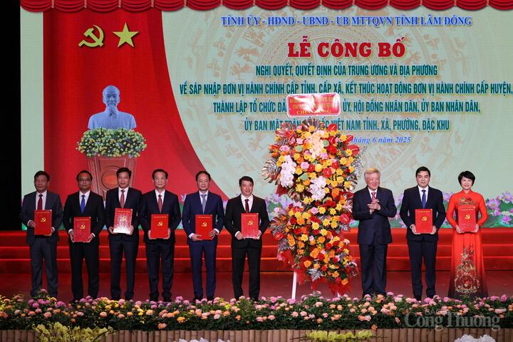 Đồng chí Nguyễn Hòa Bình - Ủy viên Bộ Chính trị, Phó Thủ tướng Thường trực Chính phủ trao các nghị quyết, quyết định của Trung ương cho Ban Chấp hành Đảng bộ tỉnh Lâm Đồng. Ảnh: Lê Sơn