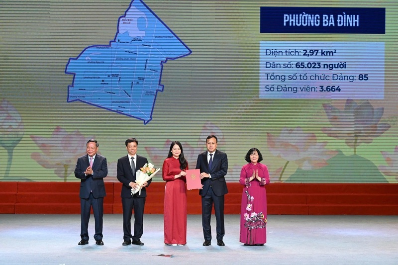 Bí thư Thành ủy Hà Nội Bùi Thị Minh Hoài và Phó Bí thư Thường trực Thành ủy Hà Nội trao quyết định thành lập phường Ba Đình, Hà Nội (Ảnh: Mạnh Quân).