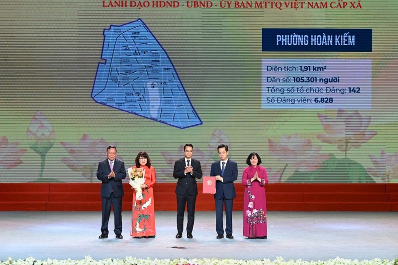 Bí thư Thành ủy Hà Nội Bùi Thị Minh Hoài và Phó Bí thư Thường trực Thành ủy Hà Nội trao quyết định thành lập phường Hoàn Kiếm (Ảnh: Mạnh Quân).