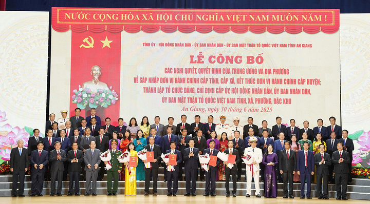Ban Chấp hành Đảng bộ tỉnh An Giang ra mắt tại Lễ công bố sáng nay. Ảnh: Gia Khánh - Trung Hiếu.