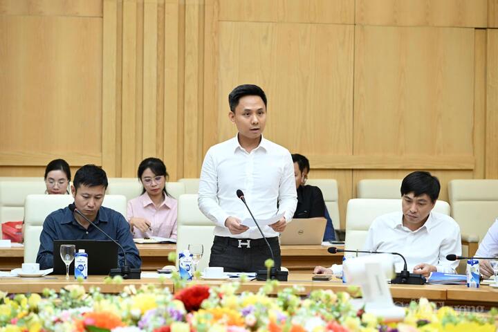 Đại diện Hiệp hội Thương mại điện tử Việt Nam (VECOM) đóng góp ý kiến tại hội nghị. Ảnh: Cấn Dũng