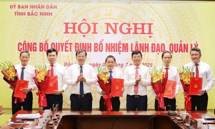 Các đồng chí Phó Chủ tịch UBND tỉnh: Phan Thế Tuấn và Ngô Tân Phượng trao quyết định bổ nhiệm cán bộ. Ảnh: Báo Bắc Ninh