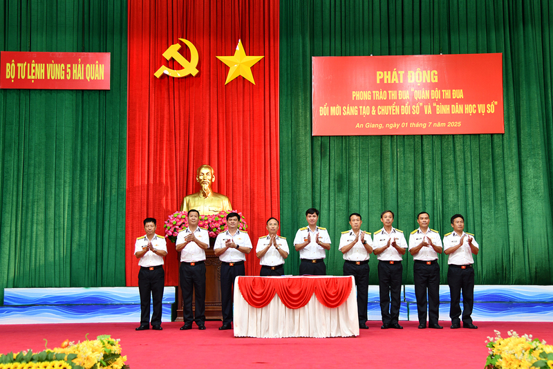 Thủ trưởng Bộ Tư lệnh Vùng 5 Hải quân chứng kiến giao ước thi đua của các cơ quan, đơn vị