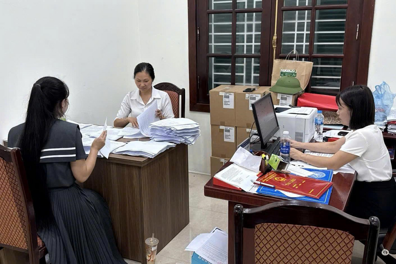 Để chuẩn bị cho ngày đầu tiên vận hành chính quyền 2 cấp, nhiều cán bộ văn phòng xã Phúc Thọ đã làm việc không ngừng nghỉ, rà soát hàng trăm hồ sơ, xử lý công việc đến nửa đêm 30/6.
