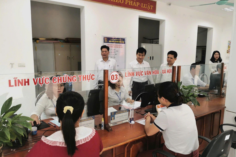 Bí thư Đảng ủy xã Phúc Thọ Nguyễn Doãn Hoàn và Chủ tịch UBND xã Kiều Trọng Sỹ kiểm tra công tác phục vụ nhân dân tại điểm hành chính công trên địa bàn xã Phúc Thọ.